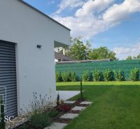 Okr. Senec - Tureň - NA PREDAJ nízkoenergetická novostavba - 4 izbový  - Záhrada Rodinného domu na Lichnerovej ulici v Senci s trávnikom a okrasnými rastlinami.