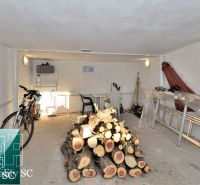 SENEC – SLNEČNÉ JAZERÁ JUH – NA PREDAJ - romantická rekreačná chata s  - Garáž v rodinnom dome s drevom, bicyklom a náradím.