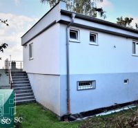 SENEC – SLNEČNÉ JAZERÁ JUH – NA PREDAJ - romantická rekreačná chata s  - Chata na SLNEČNÝCH JAZERÁCH JUH v Senci so schodmi a bielou fasádou.