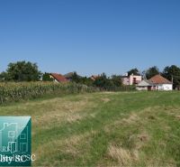 NA PREDAJ – JELKA okr. GALANTA - stavebný pozemok v dobrej lokalite v  - Pozemky - bývanie na Vrbovej ulici v Jelke, obklopené prírodou a domami.