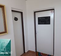 NA PREDAJ – polyfunkčný objekt v úplnom centre mesta Senec - obchodný  - Interiér obchodných priestorov s dverami do toalety a miestnosti pre rovnováhu tela.