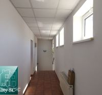 NA PREDAJ – polyfunkčný objekt v úplnom centre mesta Senec - obchodný  - Svetlá chodba v obchodných priestoroch s keramickou podlahou a stropnými kazetami.