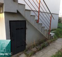 SENEC – SLNEČNÉ JAZERÁ JUH – NA PREDAJ - romantická rekreačná chata po - Vstup v chatke na SLNEČNÝCH JAZERÁCH JUH v Senci, schody s červeným zábradlím.
