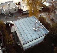 SENEC – SLNEČNÉ JAZERÁ JUH – NA PREDAJ - romantická rekreačná chata po - Dronový pohľad na chatu v Senci na ulici SLNEČNÉ JAZERÁ JUH, obklopenú zeleňou.