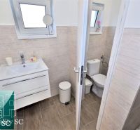 SENEC – SLNEČNÉ JAZERÁ JUH – NA PREDAJ - romantická rekreačná chata po - Kúpeľňa na chate s umývadlom, toaletou a podlahou s dreveným dekorom.