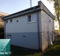 SENEC – SLNEČNÉ JAZERÁ JUH – NA PREDAJ - romantická rekreačná chata po - Chata na SLNEČNÉ JAZERÁ JUH v Senci, obklopená trávnatým porastom a stromami.
