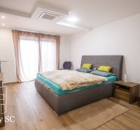 NOVÁ CENA - SENEC SLNEČNÉ JAZERÁ JUH – NA PREDAJ – novostavba rekreačn - Spálňa v rodinnom dome s posteľou a podlahou s dreveným dekorom.