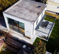 STÁLE NOVÁ CENA - SENEC SLNEČNÉ JAZERÁ JUH – NA PREDAJ – novostavba re - Rodinný dom v Senci na Slnečných jazerách juh s veľkými presklenými oknami a terasou.