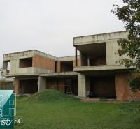 NOVÁ CENA - okr. SENEC - KRÁĽOVÁ PRI SENCI – NA PREDAJ – PRE NÁROČNÝCH - Nedostavaný rodinný dom na Kráľovej pri Senci - Záhumenská v Senci, obklopený zeleňou.