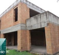 NOVÁ CENA - okr. SENEC - KRÁĽOVÁ PRI SENCI – NA PREDAJ – PRE NÁROČNÝCH - Nedokončená stavba rodinného domu z tehál na ulici Kráľová pri Senci - Záhumenská v Senci.