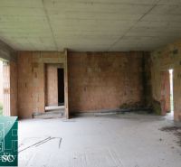 NOVÁ CENA - okr. SENEC - KRÁĽOVÁ PRI SENCI – NA PREDAJ – PRE NÁROČNÝCH - Nedokončený interiér v rodinnom dome s odhalenými tehlovými stenami a betónovým stropom.