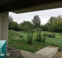 NOVÁ CENA - okr. SENEC - KRÁĽOVÁ PRI SENCI – NA PREDAJ – PRE NÁROČNÝCH - Výhľad zo stavby rodinného domu na zelenú záhradu v Kráľovej pri Senci na Záhumenskej.