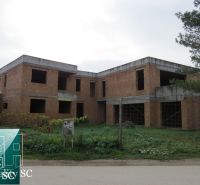 NOVÁ CENA - okr. SENEC - KRÁĽOVÁ PRI SENCI – NA PREDAJ – PRE NÁROČNÝCH - Nedokončená stavba rodinného domu na Záhumenskej ulici v Kráľovej pri Senci.