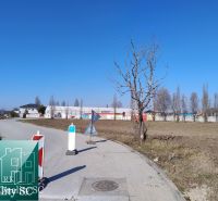 SENEC - NA PREDAJ stavebný pozemok pre šport a rekreáciu - pre develop - Pozemky - bývanie na Slnečných jazerách sever v Senci s otvorenou krajinou a stromami.