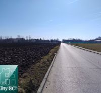 SENEC - NA PREDAJ stavebný pozemok pre šport a rekreáciu - pre develop - Pozemky - bývanie na Slnečných jazerách sever v Senci s otvorenou cestou a poľom.