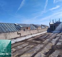 BRATISLAVA III. - RAČA - NA PREDAJ - priemyselný objekt s polyfunkčnou - Strecha obchodných priestorov na Staviteľskej ulici v Bratislave III s presklenými prvkami.