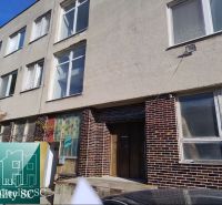 BRATISLAVA III. - RAČA - NA PREDAJ - priemyselný objekt s polyfunkčnou - Obchodné priestory v Bratislava III, Staviteľská, s veľkými oknami a tehlovým obkladom.