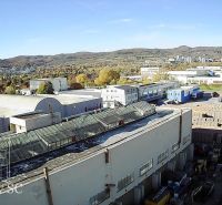 BRATISLAVA III. - RAČA - NA PREDAJ - priemyselný objekt s polyfunkčnou - Výhľad na obchodné priestory v Bratislave III na Staviteľskej ulici s okolitými kopcami.