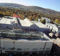 BRATISLAVA III. - RAČA - NA PREDAJ - priemyselný objekt s polyfunkčnou - Letecký pohľad na priemyselné budovy a okolitú krajinu v Bratislava III, Staviteľská.