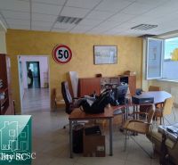 BRATISLAVA III. - RAČA - NA PREDAJ - priemyselný objekt s polyfunkčnou - Kancelária s nábytkom, dekoráciami a otvoreným oknom vo Výrobných priestoroch.