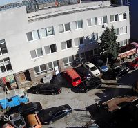 BRATISLAVA III. - RAČA - NA PREDAJ - priemyselný objekt s polyfunkčnou - Výrobné priestory na Staviteľskej ulici v Bratislave III s parkoviskom a zaparkovanými autami.