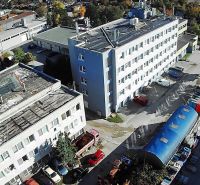 NA PREDAJ – skladový objekt s ubytovňou a kanceláriami v Bratislave II - Pohľad na sklady a haly na Staviteľskej ulici v Bratislave III s okolitou zástavbou.