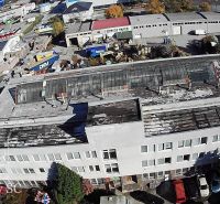 NA PREDAJ – skladový objekt s ubytovňou a kanceláriami v Bratislave II - Výrobné priestory na Staviteľskej v Bratislave III s rôznymi budovami a vozidlami okolo.