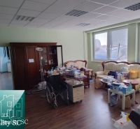 NA PREDAJ – skladový objekt s ubytovňou a kanceláriami v Bratislave II - Interiér skladov a hál s podlahou s dreveným dekorom, skriňou a zdravotníckymi pomôckami.