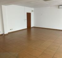 NA PRENÁJOM – KANCELÁRSKY PRIESTOR v centre na pešej zóne - Prázdna kancelária s keramickou podlahou a bielymi stenami.