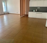 NA PRENÁJOM – KANCELÁRSKY PRIESTOR v centre na pešej zóne - Kancelárie so stropnými svietidlami, kuchynskou linkou a podlahou s dreveným dekorom.