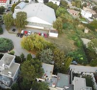 SENEC – SLNEČNÉ JAZERÁ JUH – NA PREDAJ – zariadená 3 izbová rekreačná - Letecký pohľad na vilovú štvrť v Senci, obklopenú zeleňou a budovami.