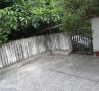SENEC – SLNEČNÉ JAZERÁ JUH – NA PREDAJ – zariadená 3 izbová rekreačná - Terasa chaty v Senci lemovaná zeleňou a betónovým plotom.