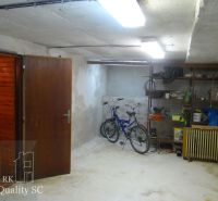 SENEC – SLNEČNÉ JAZERÁ JUH – NA PREDAJ – zariadená 3 izbová rekreačná - Garáž v rodinnom dome s bicyklami a policami na uloženie vecí.