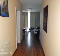 REZERVOVANÉ - 2 izbový veľký celoročne obývateľný apartmán s terasou,  - Chodba s podlahou s dreveným dekorom, vedie do obývačky v 2-izbovom byte.