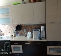 REZERVOVANÉ - 2 izbový veľký celoročne obývateľný apartmán s terasou,  - Kuchyňa v 2-izbovom byte s kuchynskou linkou a mozaikovými obkladmi.