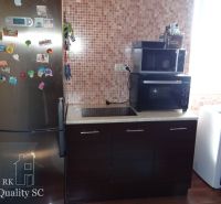 REZERVOVANÉ - 2 izbový veľký celoročne obývateľný apartmán s terasou,  - Kuchyňa v 2-izbovom byte so sporákom a chladničkou, podlaha s dreveným dekorom.