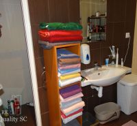 REZERVOVANÉ - 2 izbový veľký celoročne obývateľný apartmán s terasou,  - Kúpeľňa 2-izbového bytu s umývadlom, regálom na uteráky a košom na prádlo.