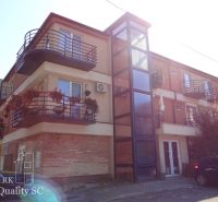 REZERVOVANÉ - 2 izbový veľký celoročne obývateľný apartmán s terasou,  - Bytový dom v lokalite Slnečné jazerá v meste Senec, obsahujúci viaceré 2-izbové byty.