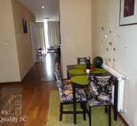 REZERVOVANÉ - 2 izbový veľký celoročne obývateľný apartmán s terasou,  - Jedálenský stôl so stoličkami, podlaha s dreveným dekorom, 2-izbový byt, chodba, závesy.