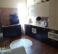 REZERVOVANÉ - 2 izbový veľký celoročne obývateľný apartmán s terasou,  - Kuchyňa v 2-izbovom byte s kuchynskými spotrebičmi a podlahou s dreveným dekorom.