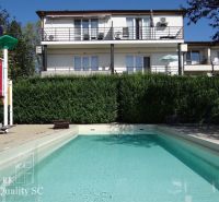 REZERVOVANÉ - 2 izbový veľký celoročne obývateľný apartmán s terasou,  - Exteriér 2-izbového bytu na Slnečných jazerách v Senci s bazénom a ihriskom.