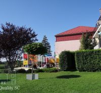 REZERVOVANÉ - 2 izbový veľký celoročne obývateľný apartmán s terasou,  - Detské ihrisko a zeleň v blízkosti 2-izbového bytu na Slnečných jazerách v Senci.