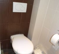 REZERVOVANÉ - 2 izbový veľký celoročne obývateľný apartmán s terasou,  - Kúpeľňa so závesným WC v 2-izbovom byte, obložená tmavohnedými a béžovými obkladmi.