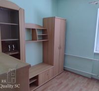 HAMULIAKOVO – NA PREDAJ – starší 5 izbový rodinný dom po čiastočnej re - Izba s dreveným nábytkom a podlahou s dreveným dekorom v rodinnom dome.