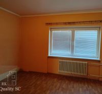 HAMULIAKOVO – NA PREDAJ – starší 5 izbový rodinný dom po čiastočnej re - Oranžová izba so žalúziami a podlahou s dreveným dekorom v rodinnom dome.
