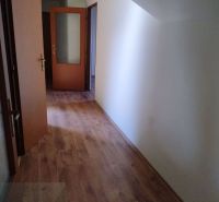 HAMULIAKOVO – NA PREDAJ – starší 5 izbový rodinný dom po čiastočnej re - Chodba s podlahou s dreveným dekorom a dverami v rodinnom dome.
