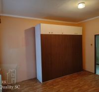 HAMULIAKOVO – NA PREDAJ – starší 5 izbový rodinný dom po čiastočnej re - Izba s podlahou s dreveným dekorom a veľkou skriňou v rodinnom dome.