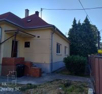 HAMULIAKOVO – NA PREDAJ – starší 5 izbový rodinný dom po čiastočnej re - Rodinný dom v Hamuliakove s tehlovým obkladom a záhradou.