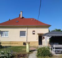 HAMULIAKOVO – NA PREDAJ – starší 5 izbový rodinný dom po čiastočnej re - Rodinný dom v Hamuliakove so záhradným posedením a satelitnou anténou.
