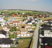 SENEC - NA PREDAJ exkluzívny stavebný pozemok pre rodinné domy - JUŽNÁ - Letecký pohľad na pozemky určené na bývanie v Senci s modernými domami.